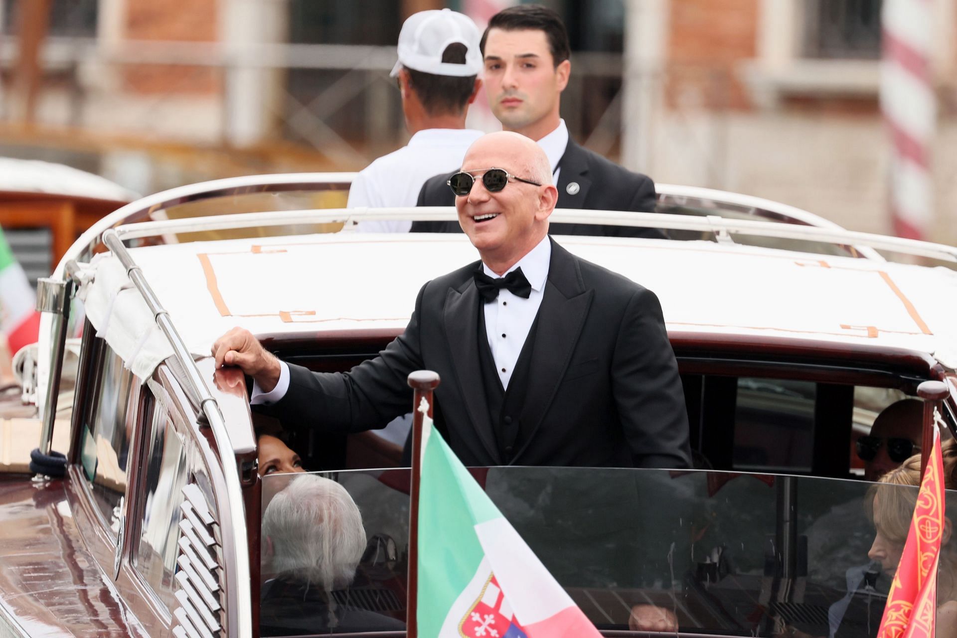 Megyn Kelly explores Jeff Bezos and Lauren Sanchez’s wedding list while comparing it to Harry and Meghan