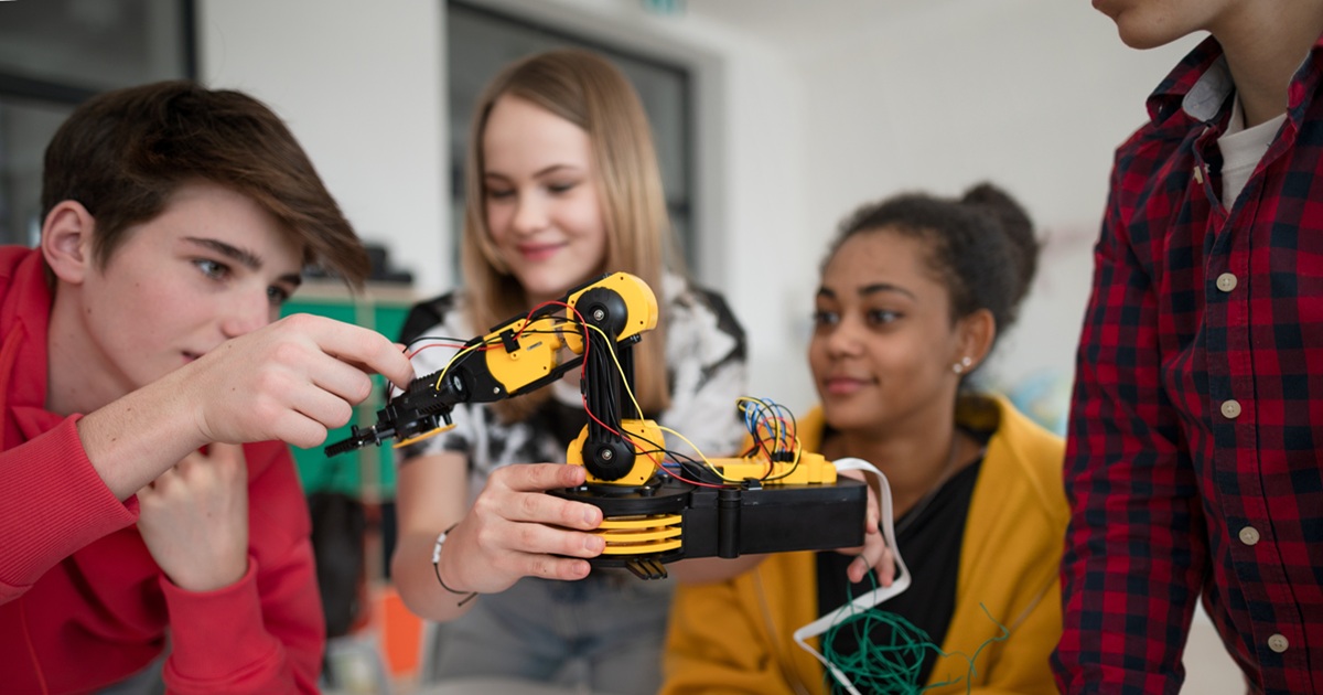 11+ Strong Class Projects for Middle School Engineering Classes