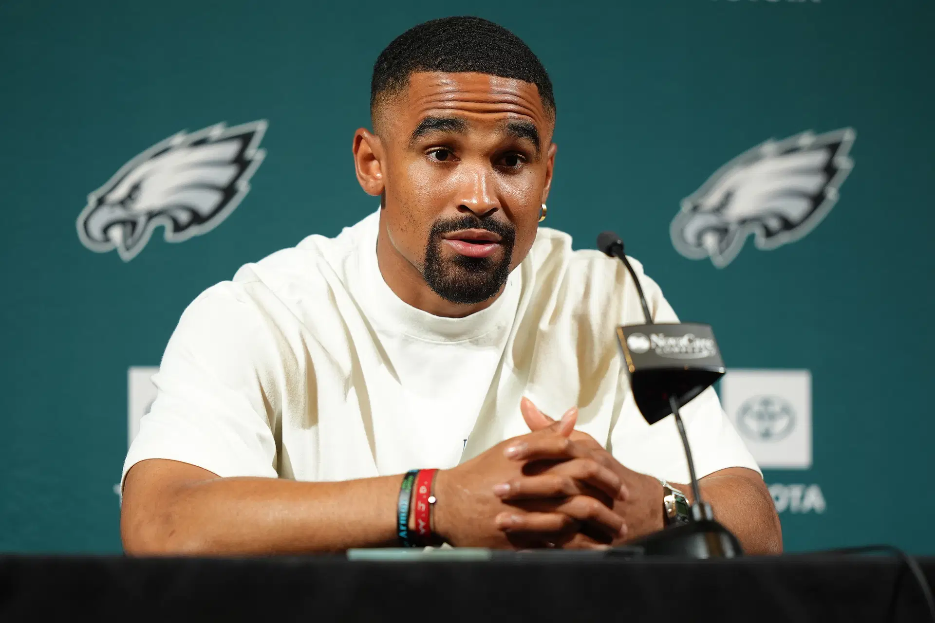 Jalen Hurts gets disrespected in massive way as NFL executives rank Eagles star below Jayden Daniels in latest poll