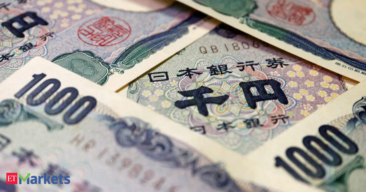 Yen weaker in thin trading as traders stay alert to intervention risk