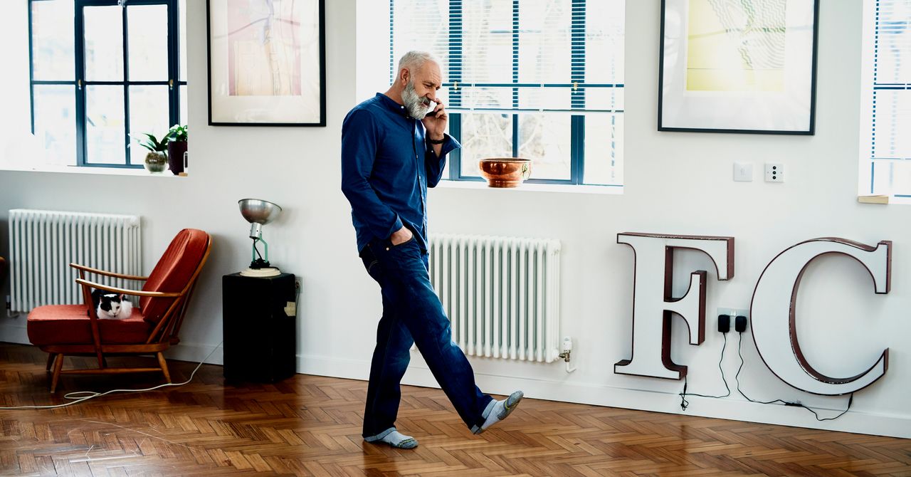 How to Set Up a Smartphone for Elderly Loved Ones